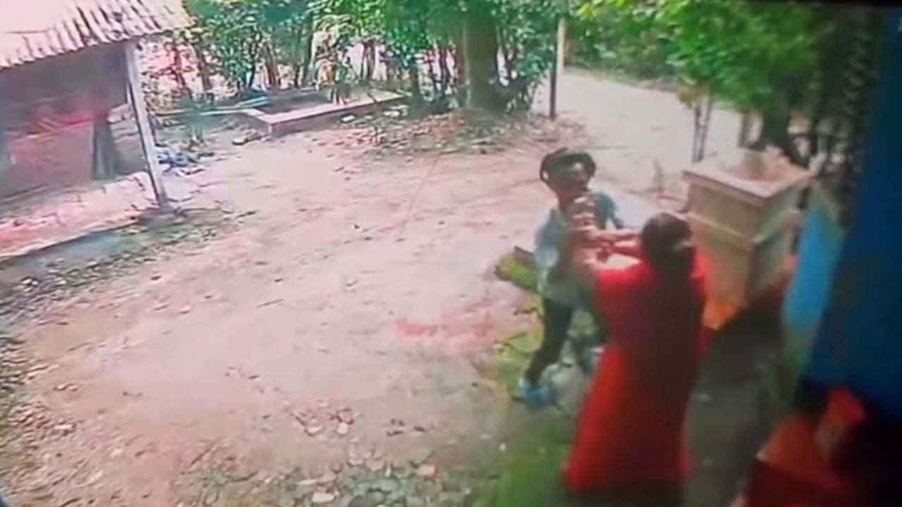 নড়াইলে শিক্ষিকা কৃষ্ণা রানী চৌধুরীর গলার স্বর্ণের চেইন ছিনতাই