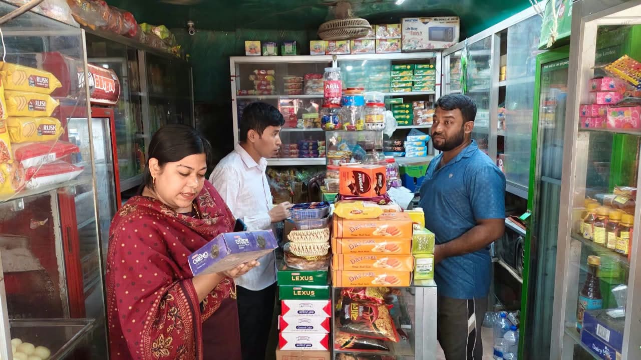 বাঘাইছড়িতে মোবাইল কোর্ট: মেয়াদোত্তীর্ণ পণ্য রাখায় দুই দোকানিকে ১২ হাজার টাকা জরিমানা