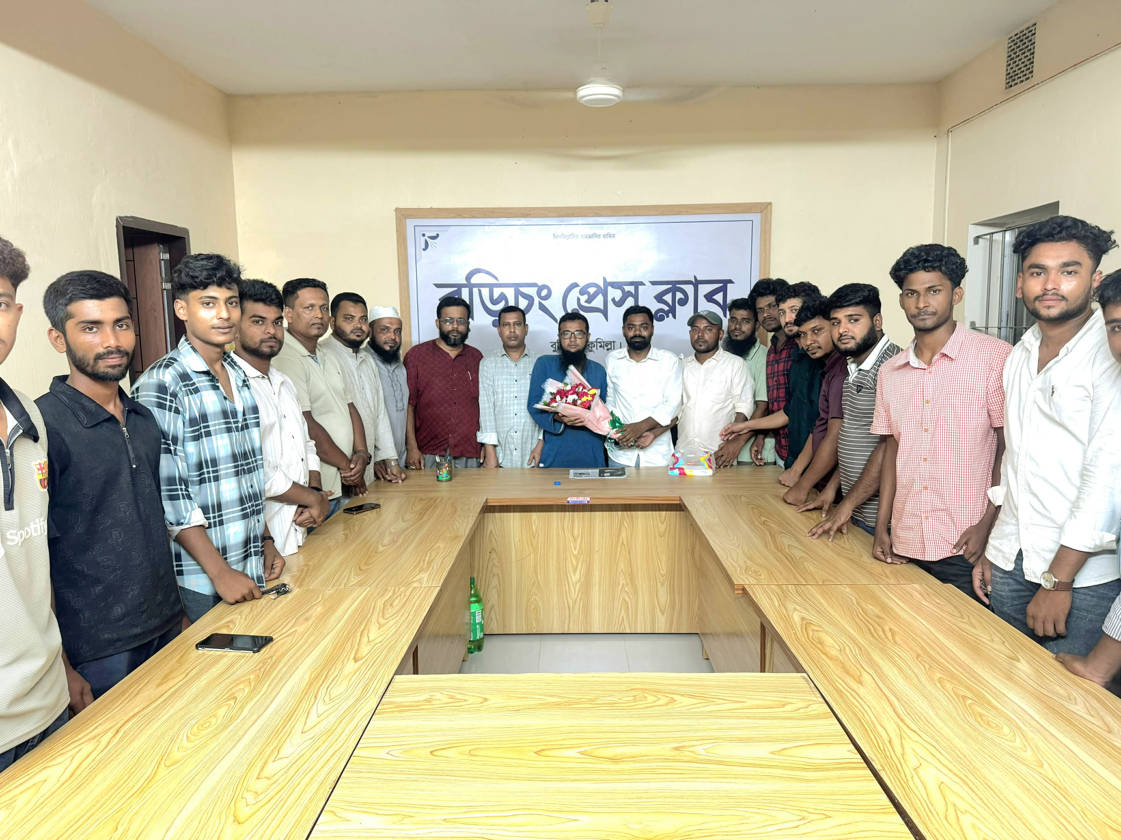 বুড়িচং প্রেসক্লাবের নবনির্বাচিত কমিটিকে ছাত্রদলের ফুলেল শুভেচ্ছা