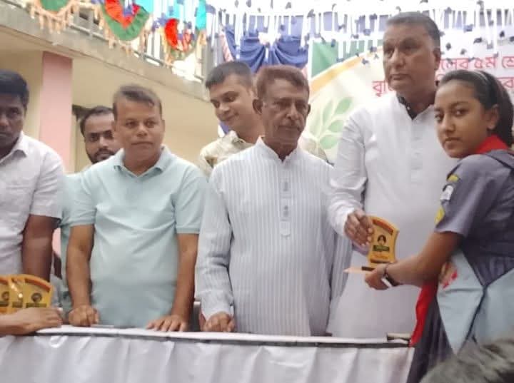ফুলবাড়ীতে কালচারাল ক্লাবের উদ্যোগে কৃতি শিক্ষার্থীদের সংবর্ধনা