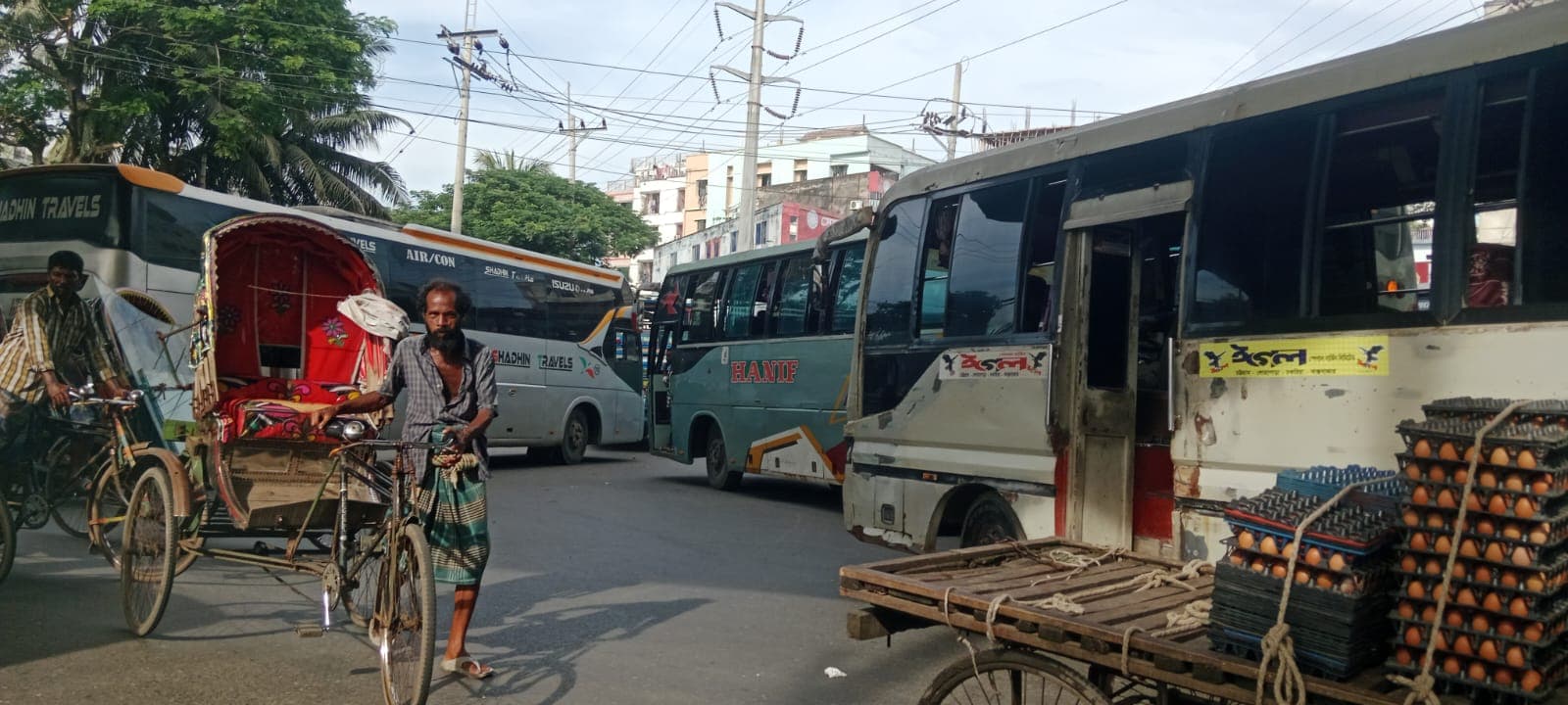 চাঁদগাঁও থানা ঘিরে অপরিকল্পিত পার্কিং ও যাত্রী ওঠানামায় যানজটের দুর্ভোগ নির্দিষ্ট পার্কিং ব্যবস্থা না থাকায় ভোগান্তিতে সাধারণ যাত্রী, শিক্ষার্থী ও রোগীবাহী যানবাহন