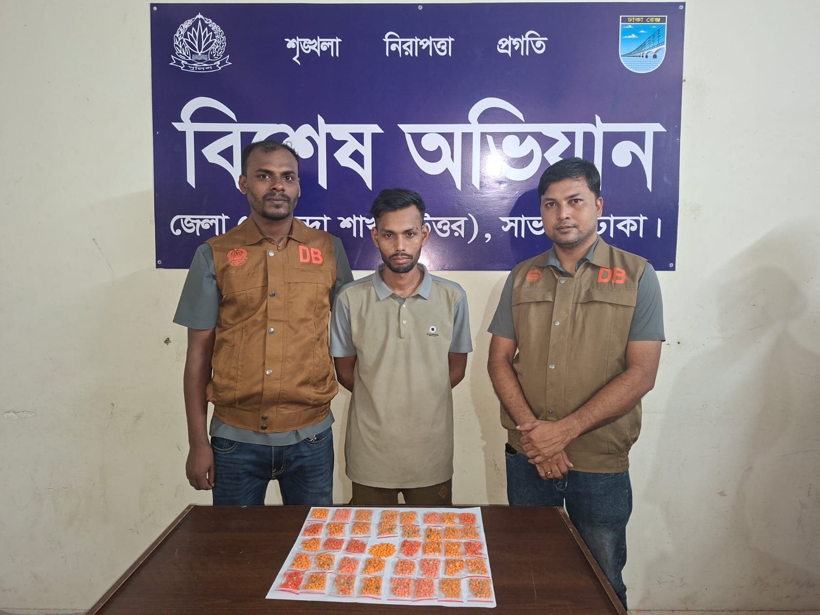 সাভার থেকে ৪ হাজার ইয়াবাসহ ১ মাদক ব্যবসায়ীকে গ্রেপ্তার করেছে ডিবি