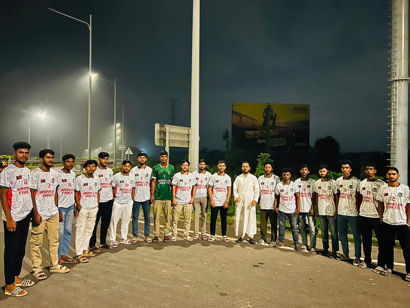 আমানউল্লাহ পাড়া এফসি খেলোয়াড়দের মাঝে চট্টগ্রাম দক্ষিণ জেলা স্বেচ্ছাসেবক দলের সিনিয়র যুগ্ম আহবায়ক ইকবাল হায়দার চৌধুরীর জার্সি উপহার