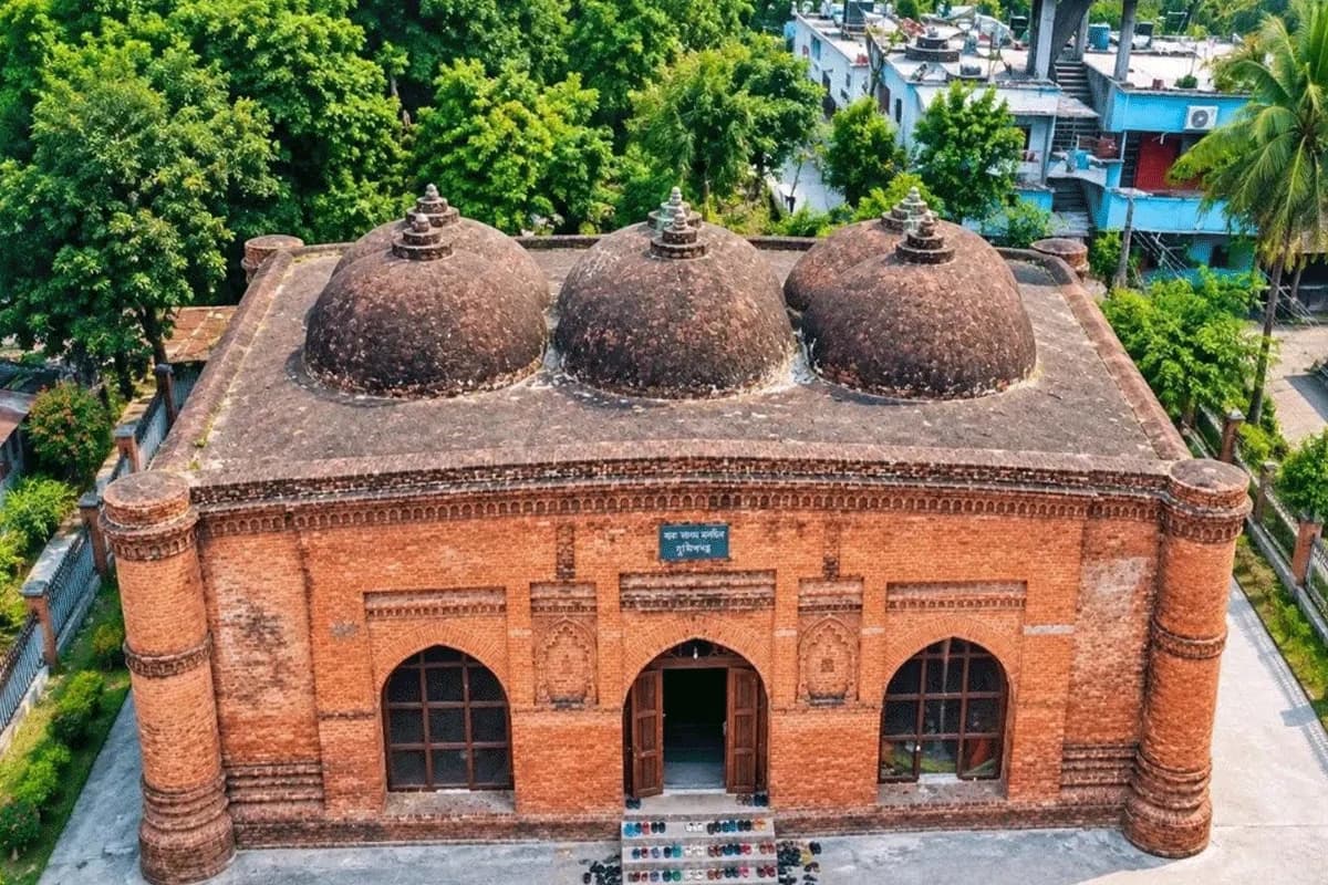কোন ইতিহাস লুকিয়ে আছে মুন্সীগঞ্জের ছয় গম্বুজের প্রাচীন মসজিদে?