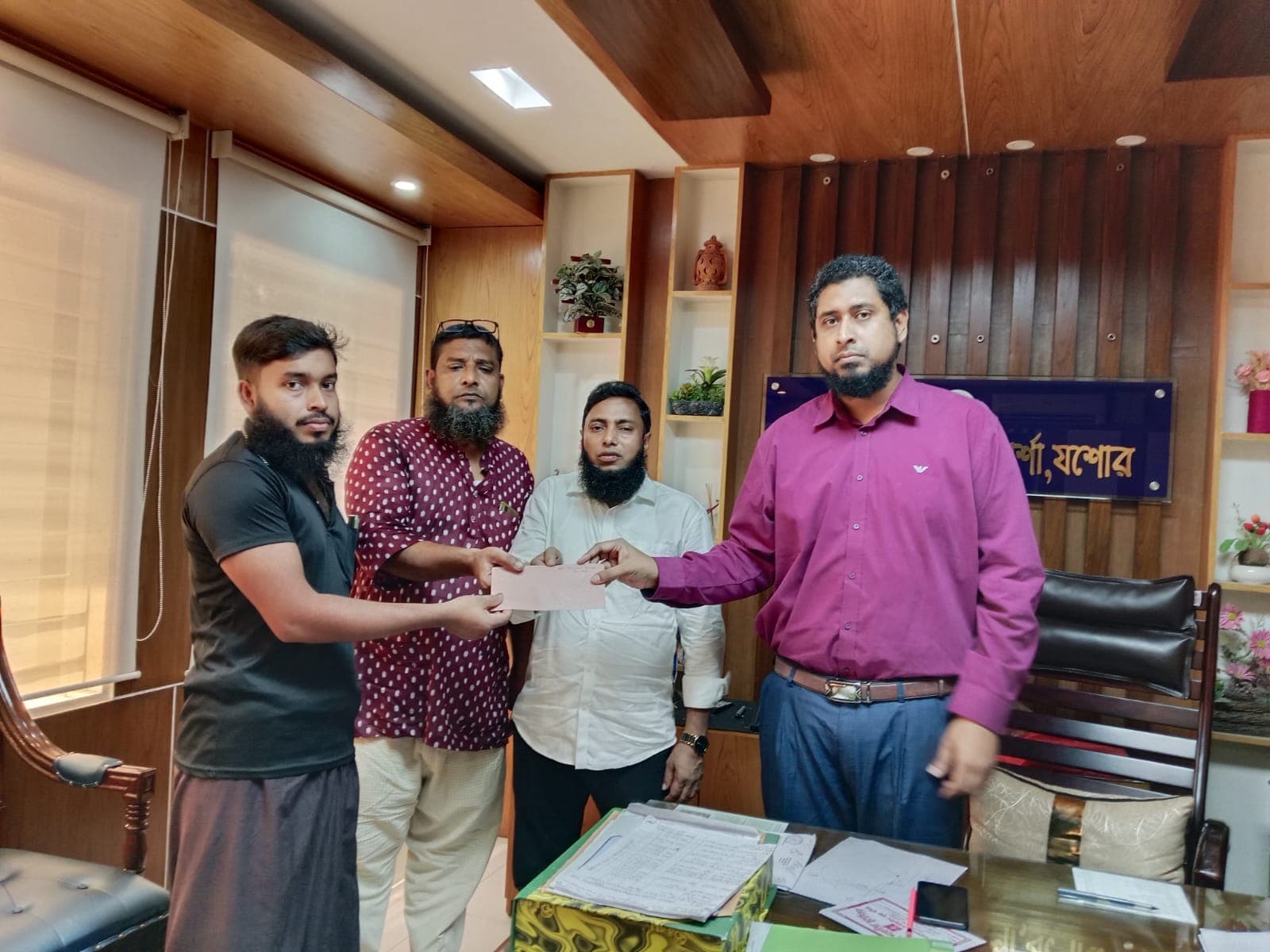 বেনাপোল বন্দরের নিহত শ্রমিকের পরিবারকে ২০ হাজার ও আহত শ্রমিককে ১০ হাজার টাকা সহায়তা