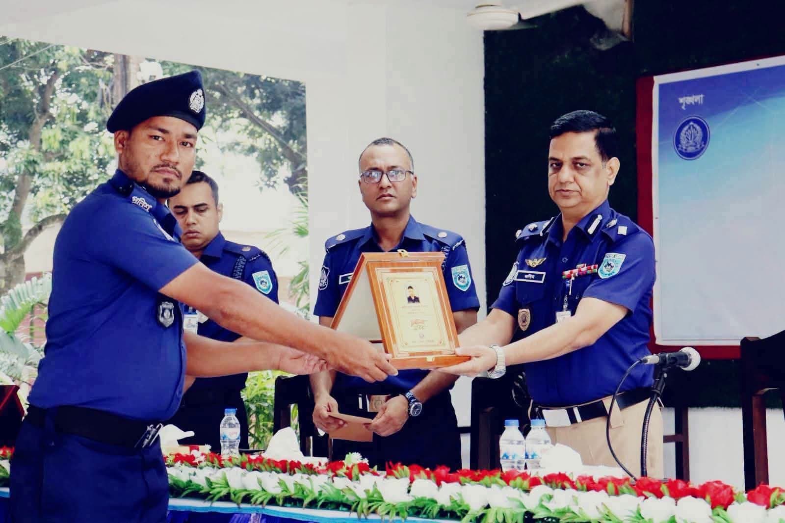 গাইবান্ধায় শ্রেষ্ঠ হলেন গোবিন্দগঞ্জ থানার তিন পুলিশ কর্মকর্তা