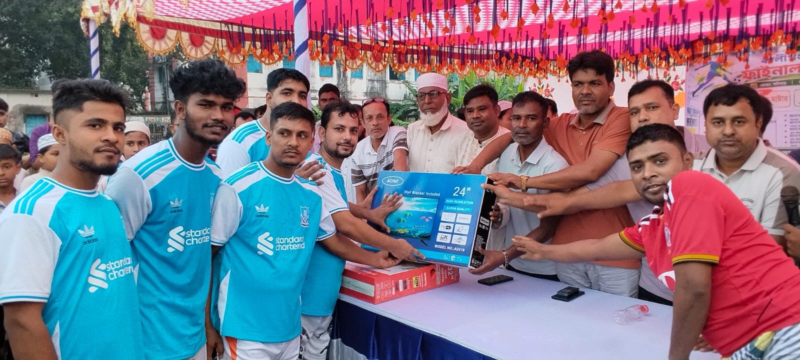 কালীগঞ্জ বাজারের ব্যবসায়ীদের উদ্যেগে ফুটবল খেলা অনুষ্ঠিত