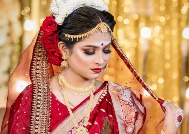 লাল বেনারসি ছাড়া বাঙালি বিয়ে অসম্পূর্ণ, পেছনে রয়েছে আবেগঘন ঐতিহ্য