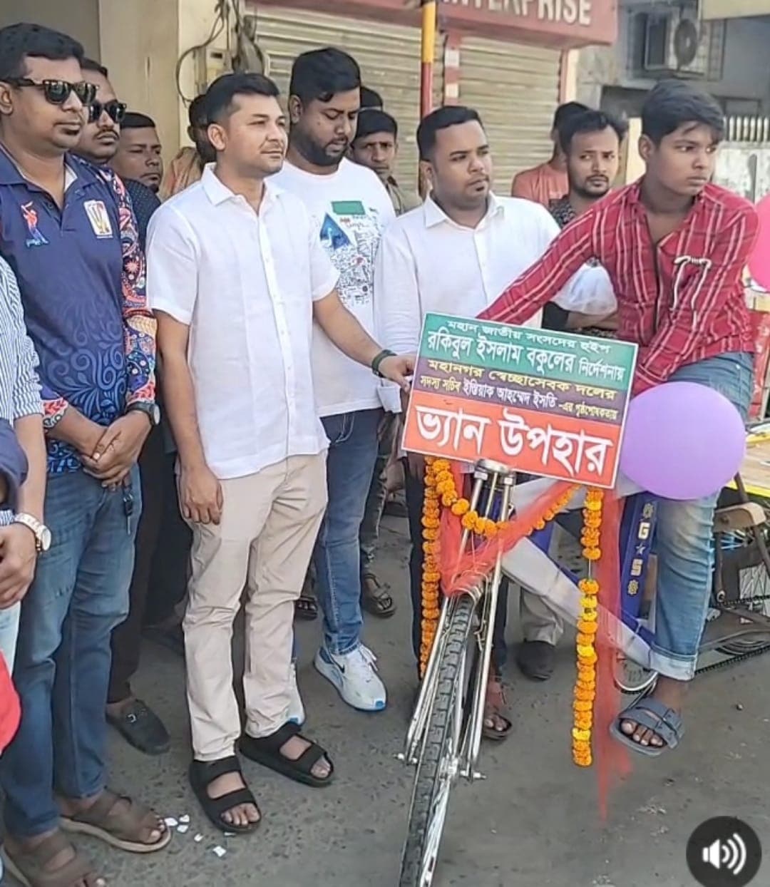 চুরি হওয়া ভ্যানের বদলে নতুন ভ্যান পেল শিশু সাকিব, পাশে দাঁড়ালেন স্বেচ্ছাসেবক দল নেতা ইস্তি