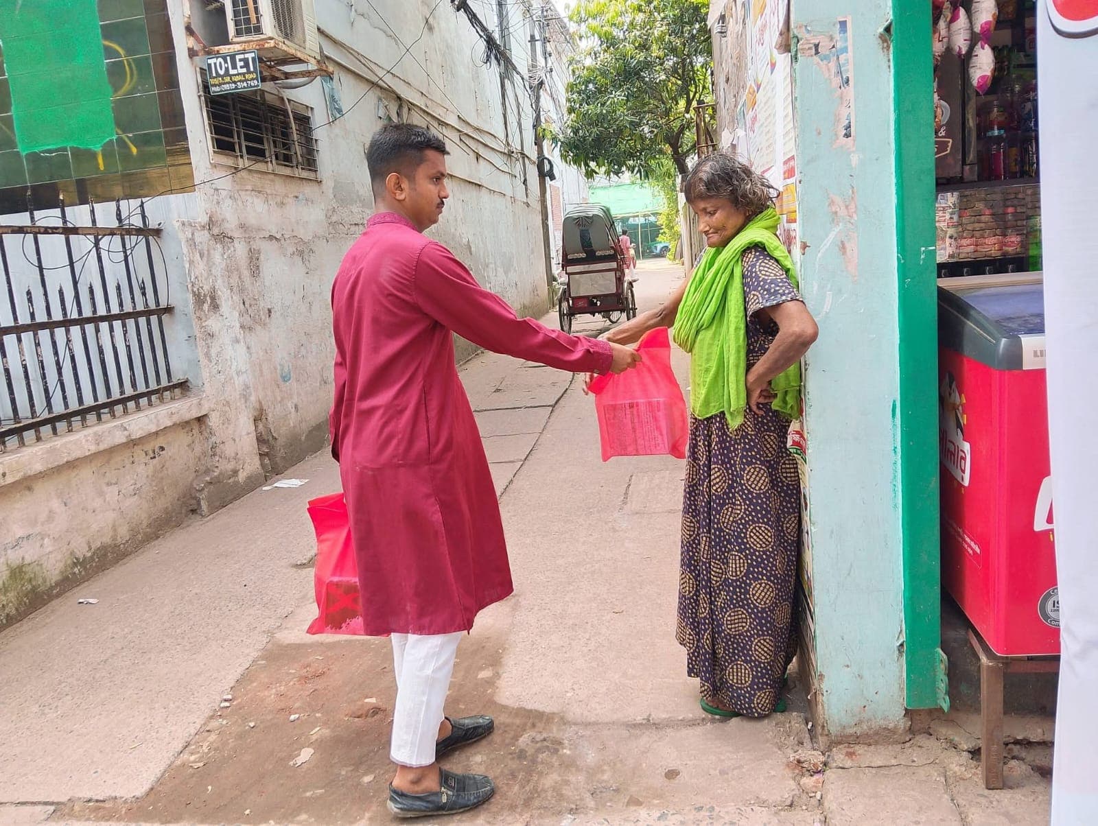 খুলনায় জাতীয় যুবশক্তির উদ্যোগে দুস্থদের মাঝে খাবার বিতরণ