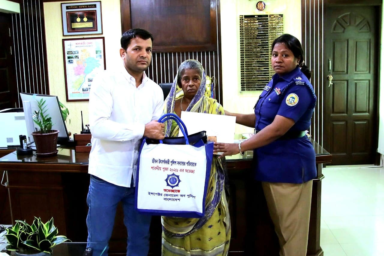 ঝালকাঠিতে নিহত পুলিশ সদস্যের স্বজনদের হাতে আইজিপির পূজা উপহার
