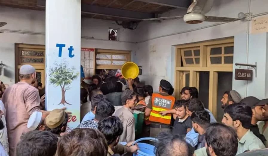 ক্লাস চলাকালেই ধসে পড়ল ছাদ, প্রাণ গেল ২৮ শিশুসহ শিক্ষকের