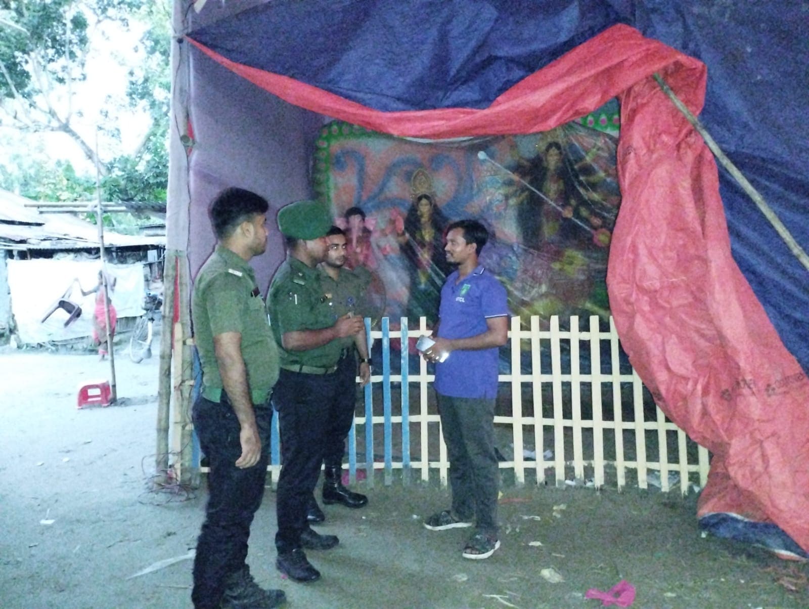সুজানগর উপজেলা আনসার ভিডিপি কর্মকর্তা পূজামন্ডপসমূহ পরিদর্শন করেন