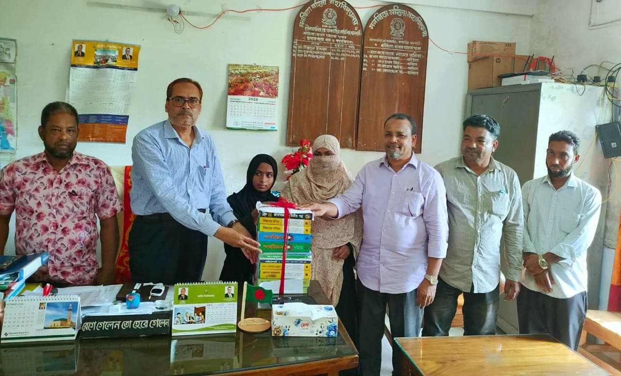 কাঁঠালিয়ায় এসএসসি–তে এ+ পাওয়া দুই মেধাবীকে বই উপহার