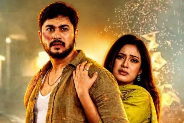 কাঁদতে কাঁদতে বের হচ্ছেন দর্শক, অথচ হলে মাত্র দুজন সাধারণ দর্শক!