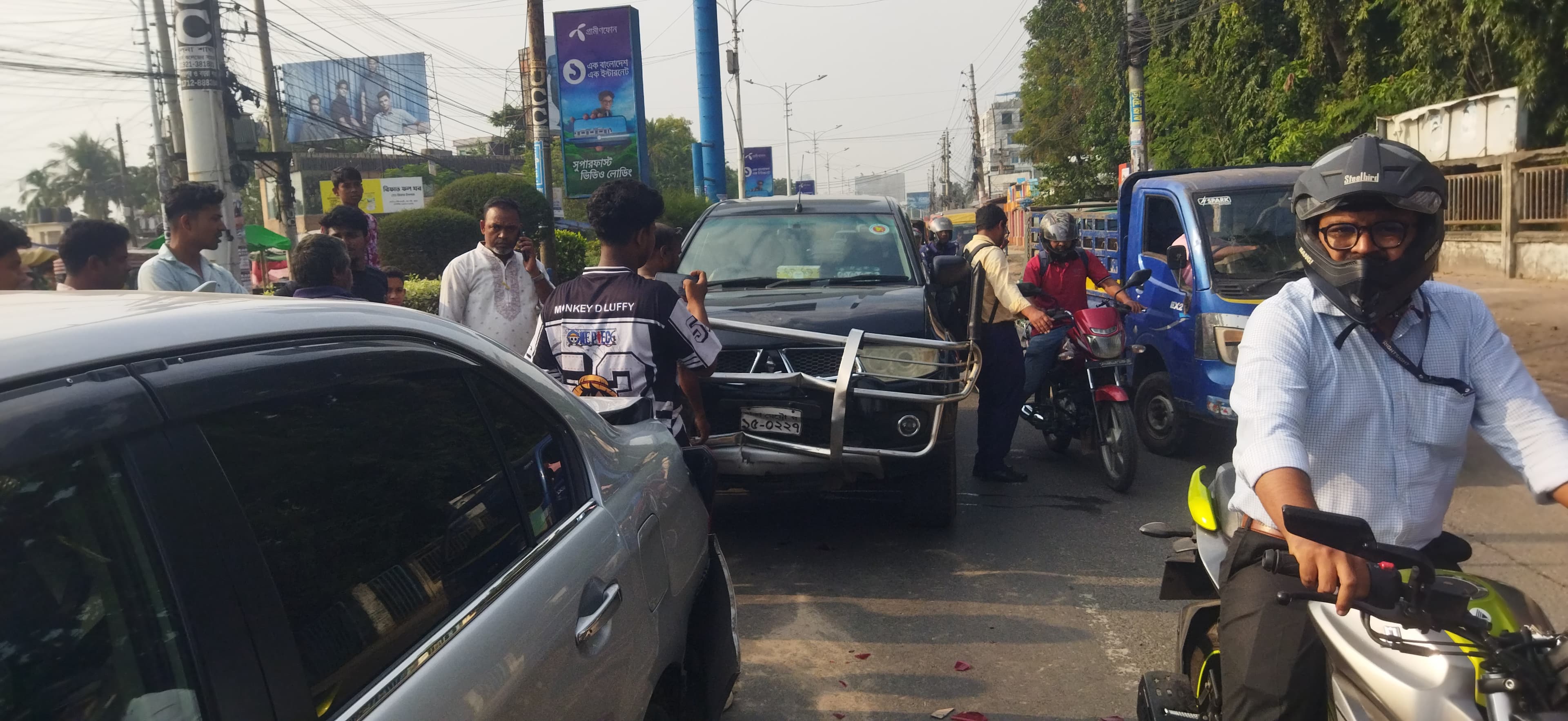 খুলনা নিউমার্কেটের সামনে দুই গাড়ির সংঘর্ষ, অল্পের জন্য রক্ষা পেলেন আরোহীরা