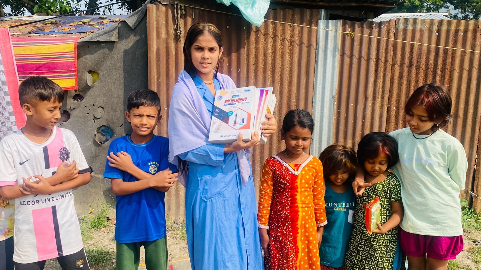 ১০ মাস পর নতুন সহায়ক গাইড বই পেয়ে হাসি ফুটল শিক্ষার্থী বেলা রানীর মুখে