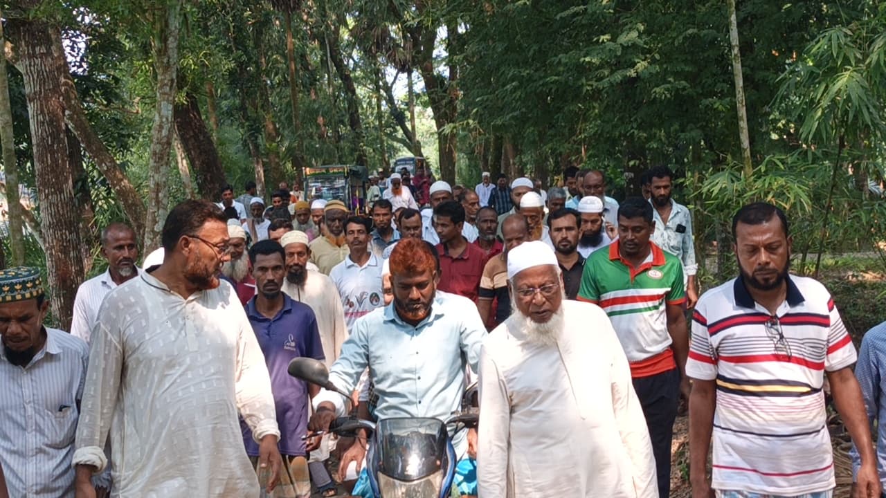 দুর্গন্ধে টেকা দায়, তবু বন্ধ পরিষ্কার! চাওড়া নদী বাঁচাতে হাজার মানুষের আর্তনাদ